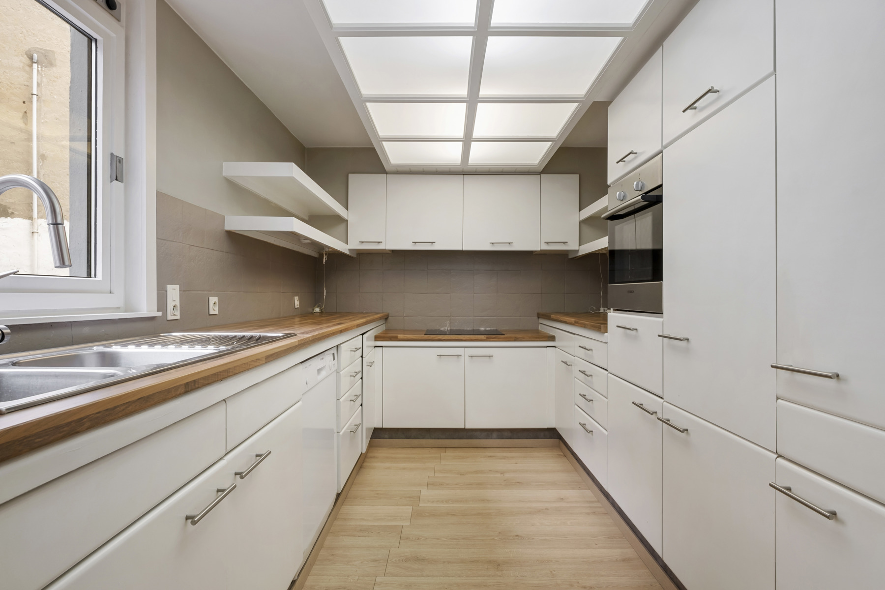 Ruim gerenoveerd herenhuis in Oostende. - foto 4