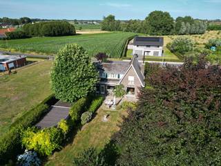 Te renoveren karaktervolle woning<br />Vrijstaande viergevelwoning, gebouwd in 1969 op een perceel van ruim 25 are. <br />Gelegen in een residentiële woonstraat aan de rand van de stad Torhout, grenzend aan Lichtervelde. In de nabije omgeving zijn hoofdzakelijk eengezinswoningen ingeplant. Er is een lage verkeersintensiteit in de straat. De woning is gelegen in de onmiddellijke nabijheid van openbaar vervoer (NMBS knooppunt Lichtervelde) en er is een ruim aanbod aan winkels en diensten in de directe omgeving.<br />Bij het binnenkomen wordt u meteen verwelkomd in de inkomhal met open vide, een statige trap en een gastentoilet.<br />De gezellige woonkamer beschikt over een sfeervolle open haard. Aansluitend bevindt zich de ruime, lichtrijke eetkamer, die dankzij het prachtige uitzicht op de achterliggende tuin een aangename plek vormt om te genieten met familie en vrienden.<br />De ruime keuken geniet eveneens van veel natuurlijk licht en staat in directe verbinding met de wasplaats en de garage. Daarnaast is er vanuit de keuken toegang tot een praktische kelder. Op het gelijkvloers bevindt zich bovendien een aparte bureauruimte, ideaal voor thuiswerk of als hobbykamer.<br />Op de verdieping zijn er drie ruime slaapkamers, een badkamer en een berging/zolderkamer aanwezig.<br />Rondom de woning ligt een tuin waar bomen en heesters een oase van rust creëren en op warme zomerdagen voor heerlijke verkoeling zorgen. Achteraan vervolledigen een moestuin met tunnelserre en een volledig omheinde kippenren dit veelzijdige perceel, dat tal van mogelijkheden biedt voor ontspanning en hobby.<br />Voor meer informatie of een bezoek kan je ons contacteren op 0478/58 65 80.<br />