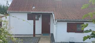 <p>Te koop in Bredene: vakantiewoning, zeewind 2.</p><p>Privé parkeerplaats, gezamenlijk verwarmd zwembad, tennisplein, speeltuin, sportveld, ...<br />Lago Bredene op wandelafstand. Strand op wandelafstand.</p><p>Beneden: inkomhal met kapstok en trap, living en open keuken (koelkast, diepvries, kookplaat, oven, microgolf, vaatwasser, wasbak), slaapkamer, badkamer met lavabo, douche en toilet, apart toilet.</p><p>Naast het huis: berging.<br />Zuidgerichte tuin en terras, tuinhuis met tuinmeubilair.</p><p>Eerste verdieping: twee slaapkamers, grote ingemaakte kasten.</p><p>Volledig ingericht. Ook babybed en kinderstoel aanwezig. Luiken aan de ramen.</p><p>Electriciteit conform, geen asbest, EPC f.</p><p>Interesse? Maak via een afspraak voor de kijkdag op 7/11. Enkel op afspraak tussen 13u30 en 15u30. Mail naar huisjezeewind op gmail of bel.</p>