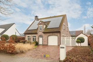 In een autoluwe woonwijk op korte afstand van Schoten centrum en gelegen nabij uitvalswegen bieden wij deze gerenoveerde villa.De woning is afgewerkt...