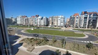 <strong>Dit gezellige woonappartement met open zicht heeft heel wat troeven.</strong> <u>Indeling:</u> ruime woonkamer bestaande uit zit- en eethoek, aparte ingerichte keuken, balkon aan de voorzijde, ruime wasplaats, ruime badkamer met ligbad en douche, apart toilet, twee volwaardige slaapkamers uitgevend op een mooi terras aan de achterzijde waarop het aangenaam vertoeven is en een grote privatieve kelder op (-1). De goeie lichtinval, de openheid van het appartement en de nabijheid van kleinhandel, bistro's en de zeedijk zijn echte troeven. Een echte aanrader! Kom beslist kijken en oordeel zelf! Het appartement wordt op vandaag verhuurd. <u><strong>Er wordt u de mogelijkheid geboden om een garagebox bij te huren op wandelafstand van het appartement aan €150/maand.</strong></u><br /><br /><br /><span><strong>Tekoopstelling onder voorwaarden; Zie www.more.be, "bijlagen" en onder voorbehoud van beschikbaarheid.</strong></span>