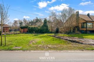 Voor uitgebreide info, surf naar www.SWEVERS.be! – Zoekt jouw vrijstaande nieuwbouw nog een ideale, zonrijke bouwgrond? Dan leg jij binnenkort de eerste steen van jouw droomwoning in het centrum van het gegeerde Koersel. Deze knappe bouwgrond heeft een zeer aangename oppervlakte van 5a 38ca. Met een opvallende perceelbreedte van maar liefst 29,23 meter kan je er dus voor kiezen om hier een strakke, vrijstaande en brede woning te realiseren. Zo blijft er met de perceeldiepte van ongeveer 40 meter ook achteraan zeker en vast nog heel wat zalige tuin over. En voor die tuin kan je rekenen op een fantastische zuidoostelijke oriëntatie. Dit prachtige perceel biedt plaats voor een ruime, vrijstaande gezinswoning met een maximale bouwdiepte van 15 meter op de gelijkvloerse verdieping en een maximale bouwdiepte van 10 meter op de eerste verdieping. Je mag hier dus twee zeer ruime bouwlagen realiseren met een maximale nokhoogte van maar liefst 11 meter. Voor de dakvorm ben je, binnen het maximale bouwvolume, vrij om te kiezen. Ga jij dus voor een klassieke, landelijke en elegante look van een zadeldak of word jij helemaal warm van een strakke, trendy nieuwbouw met plat dak? Jij beslist! Hoe die woning er straks dus moet uitzien om te voldoen aan al jouw smaken en wensen, dat weten we nog niet maar wat hier alvast een absolute zekerheid is, is de toplocatie! Interesse? Tel. 011 255 155. Bron bewoonbare oppervlakte: EPC – verslag.