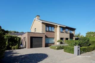 COMPROMIS IN OPMAAK - Op een rustige en aangename ligging, vlak bij het prachtige natuurgebied de Bourgoyen en Zwembad Rooigem, bevindt zich deze bijzonder ruime halfopen bebouwing. De woning werd gebouwd in 1979 en later uitgebreid met een praktische bijbouw. Met een bewoonbare oppervlakte van maar liefst 198 m², vier slaapkamers, een garage, veranda en aangename tuin biedt deze eigendom bijzonder veel ruimte en mogelijkheden voor het hele gezin.<br /><br />Via de inkomhal met afzonderlijk gastentoilet bereikt u de royale leefruimte, waar een gezellige zithoek en ruime eetplaats mooi in elkaar overvloeien. De aangename indeling biedt alle ruimte voor ontspannen familiemomenten en gezellige etentjes met vrienden of familie.<br /><br />Aansluitend bevindt zich de ruime en functioneel ingerichte keuken, voorzien van de nodige toestellen en met een aangenaam zicht op de tuin. De gezellige veranda vormt een absolute meerwaarde en creëert een extra leefruimte waar u in alle rust kunt genieten van het zicht op het groen.<br /><br />In de overgang van de keuken naar de ruime garage werd bovendien een douche geïnstalleerd. De garage biedt niet alleen plaats voor een wagen, maar beschikt ook over heel wat praktische bergruimte voor fietsen, tuinmateriaal en andere spullen.<br /><br />Op de verdieping bevinden zich vier volwaardige slaapkamers, waardoor de woning uitermate geschikt is voor een groter gezin of voor wie ruimte zoekt voor een bureau of hobbykamer. Daarnaast vindt u hier de functionele badkamer. Extra opbergruimte is voorzien op de ruime zolder, ideaal voor seizoensmateriaal, koffers en dozen.<br /><br />Dankzij het halfopen karakter is de tuin bovendien vlot bereikbaar via de zijkant van de woning. Handig voor fietsen, tuinmateriaal of grotere spullen. Ook aan parkeergelegenheid is geen gebrek: op de eigen oprit kunnen gemakkelijk twee wagens worden geparkeerd.<br /><br />De combinatie van 198 m² bewoonbare oppervlakte, vier slaapkamers, veranda, garage, zolder, tuin en ruime parkeermogelijkheden maakt dit een bijzonder interessante gezinswoning.<br /><br />Daarbovenop geniet u van een aantrekkelijke ligging nabij de Bourgoyen en Zwembad Rooigem, met een vlotte verbinding naar het centrum van Gent.<br /><br />Kortom, een ruime en veelzijdige gezinswoning met tal van troeven, waar binnen- en buitenruimte mooi samenkomen en die alle mogelijkheden biedt om er een warme thuis van te maken.