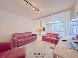 Deze woning in het hart van Sint-Kruis op fietsafstand van Brugge Centrum werd recent gerenoveerd en vergund met 3 gastenkamers.<br />Een praktisch en lichtrijk pand met 5 slaapkamers en 5 badkamers. Een zuidgerichte tuin maakt het geheel compleet.<br />Ideaal voor een koppel die een bed & breakfast wil runnen op een centrale ligging in de rand van Brugge.<br /><br />Gelijkvloers: inkomhal met vestiaire en gastentoilet - gastenkamer met badkamer en toilet - woonkamer met open keuken - veranda met zicht op terras en tuin - slaapkamer 2 met badkamer en toilet - technische ruimte - wasplaats/berging - fietsberging - zongerichte tuin<br />Eerste verdiep: 2x gastenkamer met elk een aparte badkamer en toilet<br />Zolder: slaapkamer met badkamer en relaxruimte (family room)<br />Kelder tevens aanwezig.<br /><br />Extra troeven:<br />- Instapklaar<br />- Airconditioning<br />- Master key<br />- Camerabewaking<br /><br />Ontdek alle troeven en details van dit authentiek en uniek handelshuis met magazijn/atelier op een topligging te Brugge Centrum tijdens een uitgebreid bezoek.<br /><br />Voor verdere informatie of vrijblijvend bezoek contacteer Wout op 0475 96 59 38 of mail naar wout@immax.be.<br /><br />* * * Deze eigendom wordt u aangeboden onder de verkoopmethode ‘startprijs’. Deze vermelde startprijs houdt bijgevolg géén aanbod in maar is een uitnodiging om tot een prijsvoorstel over te gaan. U kan steeds vanaf deze prijs een voorstel doen die door de eigenaar al dan niet kan aanvaard worden. Nog vragen omtrent deze verkoopmethode contacteer ons. * * *