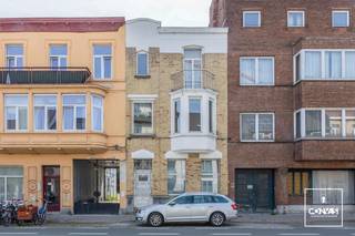 Deze burgerwoning met <strong>karaktervolle gevel</strong> heeft een uitstekende ligging. Op enkele minuten heeft u het station Gent Sint-Pieters, het historisch centrum, verschillende winkels en het openbaar vervoer. Om de hoek vindt u het Miljoenenkwartier waar u geniet van groen en rust. De woning heeft verschillende <strong>authentieke elementen</strong> zoals de originele parketvloeren, deuren en schouwen. Bovendien zorgen de <strong>hoge plafonds</strong> voor een extra ruimtelijk gevoel in de woning.<br /><br />U komt de woning binnen via de inkomhal waar u toegang heeft tot de woonkamer, de keuken, apart toilet en de kelder. De <strong>ruime woonkamer</strong> gaat naadloos over in de keuken, dewelke voorzien is van eetplaats. Achterliggend heeft u nog een praktische berging. Via de keuken heeft u toegang tot de<strong> tuin met aangelegd terras</strong>. <br /><br />Op een eerste tussen verdiep heeft u de badkamer met achterliggend extra bergruimte. Verder op het eerste verdiep vindt u twee ruime slaapkamers. Op het tweede verdiep heeft u nog een bergruimte/ dressing en twee slaapkamers<strong>.</strong><br /><br />Met de nodige opknapbeurt maakt u van deze woning een prachtige thuis! Wenst u deze woning te bezoeken, neem dan contact op via 09 278 88 88 voor het maken van een afspraak.