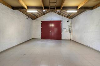 In de Carmersstraat te Brugge vindt u deze charmante herenwoning, gedeeltelijk gerenoveerd in 2023, gelegen in het gegeerde Sint-Annakwartier te Brugge, op wandelafstand van het centrum.<br /><br />De woning beschikt over een imposante inkomhal, lichtrijke leefruimte, volledig geïnstalleerde keuken, aparte bureauruimte, vier slaapkamers, een ruime badkamer met inloopdouche, dubbele wastafel en toilet, alsook een praktische wasplaats en extra bergruimte.<br /><br />Vanuit de keuken heeft u toegang tot de gezellige stadstuin met aansluitend een dubbele garage en uitweg langs de Rolweg. Daarnaast is de woning uitgerust met 10 zonnepanelen en geniet ze van een uiterst gunstig EPC.<br /><br />Indeling (263m²):<br /><br />Gelijkvloers:<br />- Inkomhal<br />- Bureauruimte<br />- Gastentoilet<br />- Woonkamer<br />- Open keuken met toegang tot de<br />stadstuin<br />- Stadstuin (110m²)<br /><br />Eerste verdieping:<br />- Slaapkamer<br />- Slaapkamer / wasruimte<br />- Badkamer<br /><br />Tweede verdieping:<br />- Slaapkamer<br />- Slaapkamer<br /><br />Ruime praktische zolder<br /><br />Dubbele garagebox<br /><br />Interesse? Aarzel niet om contact met ons op te nemen.<br /><br />Bestuursmaatregelen in het maatregelenregister: nee