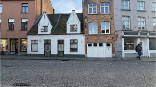 <strong>Comfortabele karaktervolle woning</strong> met 2 slaapkamers en <strong>STADSTERRAS </strong>en <strong>bordertuintje </strong>op een uitstekende ligging in het historisch <strong>centrum van Brugge</strong>.<br />Deze typisch Brugse woning vlakbij diverse winkels en de ring biedt de perfecte balans tussen Brugse authenticiteit en stedelijk gemak, met de vele modaliteiten die de Brugse binnenstad te bieden heeft op fiets- of wandelafstand!<br />+ Geen renovatieplicht!<br />+ Asbestveilig! <br />+ Uitstekende mobiscore  op 9,1 op 10!  <br />+ Thans verhuurd, dus ook interessant als vastgoedinvestering!<br />+ Mogelijkheid tot aankoop gelijkaardige aanpalende woning met huisnummer 144!<br /><br />Omvat een inkom, mooie living, ingerichte keuken, 2 slaapkamers, badkamer met ligbad, 2 toiletten, ruim terras met elektrisch zonnescherm, terrasberging en een bordertuintje <br />Vg,Wche,Gmo,Vkr,Gvv<br />P-score=B  G-score=B<br /><br />Bruikbare vloeroppervlakte  82 m²<br />Totale grondoppervlakte  68 m²