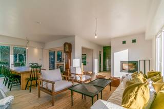 Een ingrijpend vernieuwbouwde, energiezuinige (label B) villa (ca. 200m²) <br />met veel lichtinval en oa. 3 slaapkamers, mooie leefruimte <br />met open keuken, garage + parking, terrassen en tuin. <br />Dit gelegen in een residentiele wijk te Breedhout, nabij openbaar vervoer.<br />Op het gelijkvloers: inkomhal met vestiaire en toilet, living - eetplaats met open volledig ingerichte leefkeuken (49,00m²), badkamer (lavabo + inloop douche), slaapkamer 1 (14,80m²), slaapkamer 2 (14,35m²), garage + wasplaats / cv-lokaal (28,00m²);<br />Op de eerste verdieping: masterbedroom / studio met toilet, berging/wasplaats, kinderkamer <br />Verder: terras en tuin.<br />Buitenschrijnwerk PVC dubbel / driedubbele glas met rolluiken - Verwarming via warmtepomp (vloerverwarming), zonneboiler (300L)<br />EPC: 139 kWh/m² (label: B) - UC: 3634716 - kadastraal inkomen : 1.593 EUR<br />Elektrische installatie 100% conform tot 2048<br />Nutsvoorzieningen: water, elektriciteit, regenwaterput (5000L), 22 zonnepanelen, laadstation, alarminstallatie, waterverzachter, ...<br />Stedenbouwkundige inlichtingen beschikbaar op kantoor