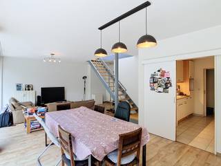 <p>Dit ruime en instapklare duplexappartement bevindt zich aan de stadsrand van Mechelen en combineert een aangename woonruimte met een praktische indeling en heel wat comfort. Met twee ruime slaapkamers, een royale leefruimte, een groot terras en een bijzonder ruime badkamer is dit appartement ideaal voor wie op zoek is naar een comfortabele en goed gelegen thuis.</p><p>De gemeenschappelijke inkom bevindt zich aan de achterzijde van het gebouw. Via de trap bereik je de privatieve inkom van het duplexappartement. Op de eerste verdieping kom je binnen in de ruime leefruimte, die dankzij de royale oppervlakte heel wat mogelijkheden biedt voor het creëren van een gezellige zithoek en een aangename eetruimte. Aansluitend bevindt zich de keuken, die voorzien is van een bijhorende berging. Deze praktische ruimte kan perfect dienstdoen als wasplaats, voorraadberging of extra opbergruimte. Verder beschikt de leefverdieping over een afzonderlijk toilet en een ingebouwde vestiaire, wat zorgt voor extra comfort en opbergruimte in het dagelijkse leven.</p><p>Een absolute troef is het ruime terras waar je heerlijk kan genieten van de buitenlucht. Het terras vormt een aangename verlenging van de leefruimte en biedt plaats voor een gezellige zithoek of een tafel met stoelen.</p><p>Via de binnentrap bereik je de bovenverdieping. De nachthal geeft toegang tot twee ruime slaapkamers, waardoor er voldoende plaats is voor een comfortabele slaapkamer, kinderkamer, bureau of dressing. De grote badkamer is bijzonder ruim en uitgerust met zowel een ligbad als een aparte douchecel. Daarnaast beschikt de badkamer over een dubbele wastafel met meubel, wat zorgt voor extra gebruiksgemak. Op deze verdieping is er eveneens een afzonderlijk toilet aanwezig.</p><p>Naast de privatieve ruimtes kan je als bewoner ook gebruikmaken van de gemeenschappelijke fietsenberging, ideaal voor het veilig stallen van fietsen.</p><p>Het appartement is beschikbaar vanaf 1 december 2026. De maandelijkse huurprijs bedraagt €975. Daarnaast is er een maandelijkse gemeenschappelijke kost van €35. Voor water en verwarming wordt een maandelijkse provisie van €150 aangerekend. Het elektriciteitsverbruik is individueel en wordt rechtstreeks door de huurder verbruikt en betaald.</p><p>Ben je op zoek naar een ruim en instapklaar duplexappartement met twee slaapkamers, een groot terras en een bijzonder ruime badkamer aan de stadsrand van Mechelen? Plan dan snel je bezoek in en ontdek zelf wat dit appartement te bieden heeft via www.living-stone.be!</p>
