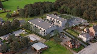 <p><strong><u>Reeds 55% verkocht! </u></strong><u><br />Een modern woonconcept in centrum Lubbeek:</u><br /><br />Residentie Martinus reflecteert perfect de essentie van een hedendaagse woonbeleving. Een plaats waar jong en oud samenleven in een hedendaags vitaal kader, pal in het<strong> centrum van Lubbeek</strong> en toch in het groen.<br /><br />De 29 appartementen beschikken telkens over 1 of 2 slaapkamers en een ruim terras. We combineren de beste isolatie met een geothermische warmtepomp, zonnepanelen, vloerverwarming en vloerkoeling. Dit alles resulteert in een <strong>E-peil < E20</strong>. <br /><br />Met dienstverlener “Paloma Vlaanderen” biedt Martinus een <strong>goedkoop zorgtarief</strong> aan. Met een basistarief van €3,5 per dag geniet u van de zelfstandigheid van een appartement, maar met de 24u/24u aanwezigheid van een concïerge. De voordelen van een assistentiewoning binnen Martinus zijn eindeloos: Boodschappen aan huis, een bar in het gebouw voor een gezellige tas koffie of een wijntje, groepsvoordelen rond energie, multimedia, verzekeringen of het aankopen van een elektrische fiets.<br /><br />De aankoop van een assistentiewoning is bovendien <strong>fiscaal voordelig</strong>! Zo betaalt u slechts 12% btw i.p.v. de gebruikelijke 21% bij aankoop van een nieuwbouw. Daarnaast heeft u natuurlijk de gebruikelijke voordelen van een energiezuinig appartement: een lage energiefactuur en 50% korting op uw onroerende voorheffing levenslang. <br /><br /><strong>Niet hulpbehoevend?</strong> Binnen residentie Martinus bent u meer dan welkom! De continue aanwezigheid van een conciërge biedt vele voordelen. Geniet u tijdens de wintermaanden bijvoorbeeld liever van de zon in Spanje? De conciërge kan eenvoudig een oogje in het zeil houden. Gezien de flexibiliteit van het zorgpakket kunt u er evenzeer voor zorgen dat uw appartement gepoets wordt tijdens uw afwezigheid. <br /><br />In Lubbeek kun je genieten van de gezelligste terrasjes, leuke winkels en zoveel meer… Wonen in residentie Martinus is wonen op wandelafstand van de supermarkt, de bakker, banken, apotheken, het postkantoor, eet- en drankgelegenheden … Je appartement is <strong>vlot bereikbaar</strong> met de fiets, de auto en de bus. Op 12 minuten sta je met de bus in Leuven. <br /><br />Ook als wandelaar of fietser haal je in Lubbeek je hartje op. Meer dan 20 fiets- en wandelroutes brengen je langs de prachtige vergezichten en uitgestrekte wijngaarden van Lubbeek en het Hageland.<br /><br />Contacteer ons vandaag nog voor een persoonlijk vrijblijvend gesprek via <strong>0491 90 99 90</strong> of nieuwbouw@living-stone.be !</p>