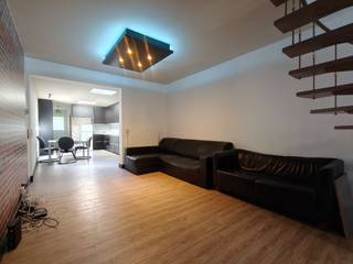 Bij het betreden van de woning kom je in de inkomhal, die toegang geeft tot de gezellige woonkamer. Aansluitend bevindt zich de ingerichte...