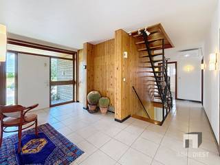 <p><span>Wonen tussen Diest en Scherpenheuvel, in een groene en vlot bereikbare omgeving? Dan zal deze stijlvolle woning uit 1967, die doorheen de jaren gunstige aanpassingen kreeg, u meteen weten te charmeren. </span></p><p><span>Met een bewoonbare oppervlakte van 171 m² op een knap perceel van 855 m² biedt deze eigendom alles wat een gezin nodig heeft om comfortabel en aangenaam te wonen. <br />De woning beschikt over 3 volwaardige slaapkamers en één badkamer, aangevuld met een doordachte indeling en een warme, uitnodigende uitstraling.</span></p><p><span>Binnen valt meteen de ruime, open leefruimte op. De grote raampartijen en de overvloedige lichtinval creëren een bijzonder aangename sfeer. </span></p><p><span>De woonkamer en eetkamer vormen samen een harmonieus geheel, ideaal voor gezinsmomenten of gezellige avonden met vrienden. <br />Dankzij de vele glaspartijen is er bovendien een mooie connectie met de tuin en het omliggende groen.</span></p><p><span>Extra troeven zijn:<br />- Gunstig EPC B-label van 159 kWh/m²<br />- Volledig onderkelderd: inpandige garage, veel extra bergruimte, wasplaats en CV-ruimte<br />- Laadpaal voorzien in de garage<br /> - Vaste trap naar de zolder<br />- Uitbreidingsmogelijkheid op zolder, perfect voor extra kamers, bureau of polyvalente ruimte<br />- Elektrische installatie conform gecertificeerd tot 16.08.2047<br />- Groenestroomcertificaten van € 350 met jaaropbrengst van circa € 1.750 tot 2030<br />- Warmtepompboiler voor het warme water<br />- De initiële verwarming is via luchtverwarming op stookolie maar door 8 warmtepompunits verspreid over de woning is het futureproof verwarmen én koelen.<br />- Voorste gedeelte van het dak is vernieuwd en afgewerkt met natuurleien</span></p><p><span>Buiten wacht een verzorgd perceel met beplanting en uitzicht op mature bomen. Deze tuin vormt de perfecte plek om te genieten van het buitenleven en te ontspannen.<br />Het achterliggend perceel van 20a 60ca in agrarisch hoort niet bij deze eigendom maar u geniet wel van het prachtige uitzicht. Op dit perceel zal nooit gebouwd worden.</span></p><p><span>Dit achterliggende stuk weiland behoort tot dezelfde eigenaar als de woning. <br />Indien gewenst kan dit agrarische perceel gelijktijdig met de villa worden aangekocht of eventueel in een latere fase.<br /><br /></span></p><p><span>Kortom, deze woning biedt een unieke combinatie van modern wooncomfort, groene rust, interessante energetische voorzieningen en een strategische ligging tussen Diest en Scherpenheuvel.<br />Een warme, stijlvolle thuis voor wie op zoek is naar ruimte, licht en kwaliteit.<br />Kom je deze woning graag zelf ontdekken of heb je nog vragen? Neem gerust contact op voor meer informatie of een bezoek ter plaatse.<br />Contacteer ons voor een bezoek op 013 31 25 22 of mail <span>info@immodiest.be</span></span><span><br />We helpen je met een glimlach verder op zoek naar jouw nieuwe thuis.<br />In afwachting van het bezoek kan u alvast de virtuele tour bekijken.</span></p><p><span> </span></p>