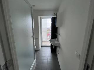 Gemeubelde studio die beschikt over een eigen keuken, badkamer en een ruim L-vormig balkon met een prachtige uitzicht. <strong>Enkel bestemd voor studenten, geen domicilie mogelijk.</strong> Instapklaar en rustig gelegen, met alle comfort inbegrepen.<br /><br />
<p><strong>Huurprijs</strong><br />600 euro/maand</p>
<p><strong>Maandelijkse provisie</strong><br />100 euro/maand, inclusief verwarming, elektriciteit, internet en onderhoud van de gemeenschappelijke delen. Waterverbruik is niet inbegrepen.<br /><br /><strong>Optioneel: </strong><br />115 euro/maand voor parkeerplaats</p>