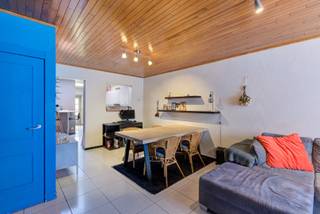 Deze op te frissen woning in Lier biedt 3 ruime slaapkamers en een grote tuin. Gelegen in een doodlopende straat, bevindt u zich op korte afstand van winkels, supermarkten, horecazaken, scholen en openbaar vervoer. Een paar meter wandelen en u staat op de netedijk.<br /><br />Grootste troeven:<br /><br />- Mogelijkheid tot 4de slpk.<br />- Grote tuin<br />- Ligging<br />- Geen renovatieplicht<br /><br />Indeling:<br /><br />Bij het betreden van de woning komt u terecht in de inkomhal, die toegang biedt tot de gezellige eet- en leefruimte. Deze aangename leefruimte sluit naadloos aan op de keuken.<br />Verder beschikt het gelijkvloers over een badkamer en veranda. De veranda geeft dan uit op de grote zuidoostgerichte tuin.<br />Via de trap bereikt u de eerste verdieping. Hier bevinden zich al twee ruime slaapkamers.<br />De afgewerkte zolderruimte doet dienst als bergruimte en slaapkamer. Deze ruimte kan worden opgesplits in nog een extra slaapkamer.<br /><br />Een ideaal huis om er uw eigen plekje van te maken.