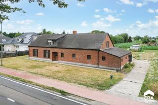 <p>Langs de bossen en velden gelegen woning aan de rand van Hamont. Rondom de woning is het schitterend wandelen in de natuur, bossen en velden zover als je kan kijken.</p>

<p> </p>

<p>Schitterend perceel van 1879m2. De woning heeft 6 slaapkamers en grote leefruimtes. De woning is door de jaren heen al op diverse punten aangepakt door de huidige eigenaars, maar dient door de koper nog gerenoveerd/opgefrist te worden. De woning wordt momenteel verhuurd aan correct betalende huurders. </p>

<p> </p>

<p><strong><u>Enkele troeven:</u></strong></p>

<ul><li>Rustige en groen omgeving dichtbij Hamont centrum</li><li>6 slaapkamers</li><li>Mits enkele kleine ingrepen, wordt er voldaan aan de renovatieverplichting</li><li>Groot perceel</li><li>Schitterend uitzicht aan zowel de voor- als achterzijde van de woning over de velden</li><li>Goede verbinding richting Nederlandse grens</li><li>Er ligt een groot natuurgebied tegenover de woning</li></ul>

<p>Indeling: zie bijgevoegde plannen</p>
