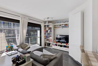 Op een rustige locatie, op korte afstand van het centrum van Nieuwpoort, vindt u dit recente en energiezuinige appartement met twee slaapkamers. Dankzij de instapklare afwerking kunt u hier meteen genieten van een comfortabele en aangename woonomgeving.<br /><br />Het appartement is gelegen op de tweede verdieping en werd ingedeeld als volgt:<br />inkomhal met apart toilet, badkamer met inloopdouche, twee ruime slaapkamers, lichtrijke leefruimte met volledig geïnstalleerde<br />keuken, terras met zicht op de Oude Veurnevaart.<br /><br />Troeven:<br />Instapklaar<br />Gunstig EPC<br />Lichrijk<br />Toplocatie<br />Onderhoudsvriendelijk<br /><br />Interesse in dit pand of wenst u een bezoek ter plaatse? Contacteer ons op 058 77 77 10, graag tot snel!