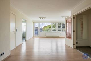 <p><span>Lichtrijk 3-slaapkamerappartement met 2 terrassen en staanplaats nabij Leuven centrum </span></p><p><span>Op zoek naar ruimte, licht en een vlot bereikbare uitvalsbasis in Leuven? Dit aangename drie-slaapkamerappartement biedt een doordachte indeling en twee terassen. De grote leefruimte, keuken en slaapkamers worden overvloedig van daglicht voorzien. Aan de voorzijde geeft de leefruimte uit op een royaal terras van 17 m²; een tweede terras van ca. 3m² is bereikbaar via een van de slaapkamers. De badkamer is uitgerust met een bad met douchefunctie en een lavabomeubel. Er is ook een apart toilet en een nis voorzien voor een wasmachine. De private kelderberging zorgt voor extra praktische opbergruimte. De ligging is een sterke troef: het centrum van Leuven, Gasthuisberg, IMEC, buurtwinkels, openbaar vervoer en de belangrijkste verbindingswegen bevinden zich vlakbij. Hierdoor is dit een aantrekkelijke keuze voor gezinnen, thuiswerkers, studerende kinderen of investeerders. De staanplaats dient verplicht mee aangekocht te worden aan 30.000 euro. Een instapklaar appartement met comfortabele leefruimtes, buitenruimtes en een uitstekende ligging nabij Leuven.</span></p><p><span> </span></p><p><span>Indeling</span></p><p><span>Lichtrijke leef- en eetruimte van ca. 35 m² met toegang tot royaal terras langs voorzijde. Volledig ingerichte open keuken voorzien van een inductie kookplaat, dampkap, combi oven-microgolf en vaatwasser. Slaapkamer van ca. 12 m² op laminaatvloer. Tweede slaapkamer van ca. 10 m² laminaatvloer met toegang tot het tweede terras. Derde slaapkamer van ca. 11m² op tegelvloer. Badkamer met bad-douche, lavabomeubel, spiegel en toilet. Praktische aansluitingen voor wasmachine.</span></p><p><span> </span></p><p><span>Belangrijkste troeven</span></p><ul><li><span>Hoek-appartement gelegen op de 4de verdieping</span></li><li><span>Grote raampartijen en veel lichtinval in woonkamer en alle slaapkamers</span></li><li><span>Royaal terras langs de voorkant van het appartement </span></li><li><span>Een tweede terras langs de zijkant van het appartement</span></li><li><span>Drie grote slaapkamers</span></li><li><span>Goed onderhouden gemeenschappelijke delen.</span></li><li><span>Privatieve parkeerplaats verplicht mee aan te kopen aan 30.000 EUR</span></li></ul><p><span> </span></p><p><span>Algemene informatie</span></p><p><span>Maandelijkse gemeenschappelijke kosten bedragen ca. 260 euro, inclusief de kosten van de staanplaats. Hierin zijn onder meer het onderhoud en de elektriciteit van de gemeenschappelijke delen, lift, schoonmaak, syndicus, reservekapitaal en een provisie voor water inbegrepen. Het verbruik van koud en warm water en verwarming wordt individueel geregistreerd en jaarlijks afgerekend volgens verbruik.</span></p><p><span>Elektriciteit met private verbruiksmeter. </span></p><ul><li><span>Elektrische installatie: conform</span></li><li><span>EPC: B-label </span></li><li><span>Asbestattest: niet van toepassing</span></li></ul><p><span> </span></p><p><span>Het gebouw</span></p><p><span>Dit kwalitatieve en goed onderhouden appartementsgebouw beschikt over een ondergrondse verdieping met parkeerplaatsen en bergingen, een gelijkvloerse verdieping en negentien woonverdiepingen. Dankzij de meerdere liften en het parlofoonsysteem geniet u van optimaal comfort en veiligheid. In 2017 werd de volledige gevel van het gebouw vernieuwd, wat bijdraagt aan de verzorgde en moderne uitstraling. </span></p><p><span> </span></p><p><span>Ligging</span></p><p><span>Het appartement is uitstekend gelegen aan de Tervuursevest in Leuven, op wandelafstand van het stadscentrum, winkels, scholen, horeca en openbaar vervoer. Ook de KU Leuven, IMEC en belangrijke invalswegen zijn vlot bereikbaar.</span></p><p><span>Een ideale woonplek voor wie comfortabel wil wonen met alle voorzieningen binnen handbereik. </span></p><p><span> </span></p><p><span>De informatie in deze prospect is ter informatieve titel: de kandidaat-kopers moeten hun eigen zaak maken van het verkrijgen, controleren en interpreteren van deze informatie.</span></p><p><span> </span></p>