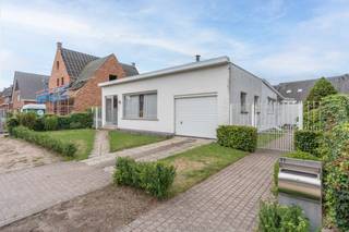 <span><strong>Te renoveren laagbouwwoning met tuin en inpandige garage te Vosselaar</strong><br />3 slaapkamers | Zuidwest georiënteerde tuin | Inpandige garage | Top locatie!<br /><br /><strong>Omschrijving:</strong><br />Deze ruime laagbouwwoning bevindt zich op wandelafstand van de Konijnenberg en op fietsafstand van het centrum van Vosselaar!<br /><br />We betreden de woning via de inkomhal, dewelke uitgeeft op de zéér ruime en lichtrijke woonkamer. Deze omvat een zitruimte vooraan, een eetkamer en een extra zitruime achteraan. Dit biedt mogelijkheden voor een bureauruimte, speelhoek, .... De woonkamer geniet van een gezellige kachel en warme parketvloer. Aansluitend bevindt zich de volledig uitgeruste keuken met toegang tot de zij-ingang en een apart toilet. <br /><br />Via de nachthal betreden we de 3 volwaardige slaapkamers en de badkamer, uitgerust met een douche en meubel met wastafel. Tevens beschikt deze laagbouwwoning over een inpandige garage, met voorziening voor wasmachine.<br /><br />Als extra is de woning voor een groot deel onderkelderd en verder voorzien van kruipkelder. <br /></span><span>Ten slotte geniet men van een aangename zuidwest georienteerde tuin met praktische tuinberging.<br /><br /><strong>Algemeen:</strong><br />- Verwarming op gas<br />- Groot deel onderkelderd + kruipkelder<br />- Nabij centrum en Konijnenberg!<br />- EPC: F-label (renovatieverplichting)</span>