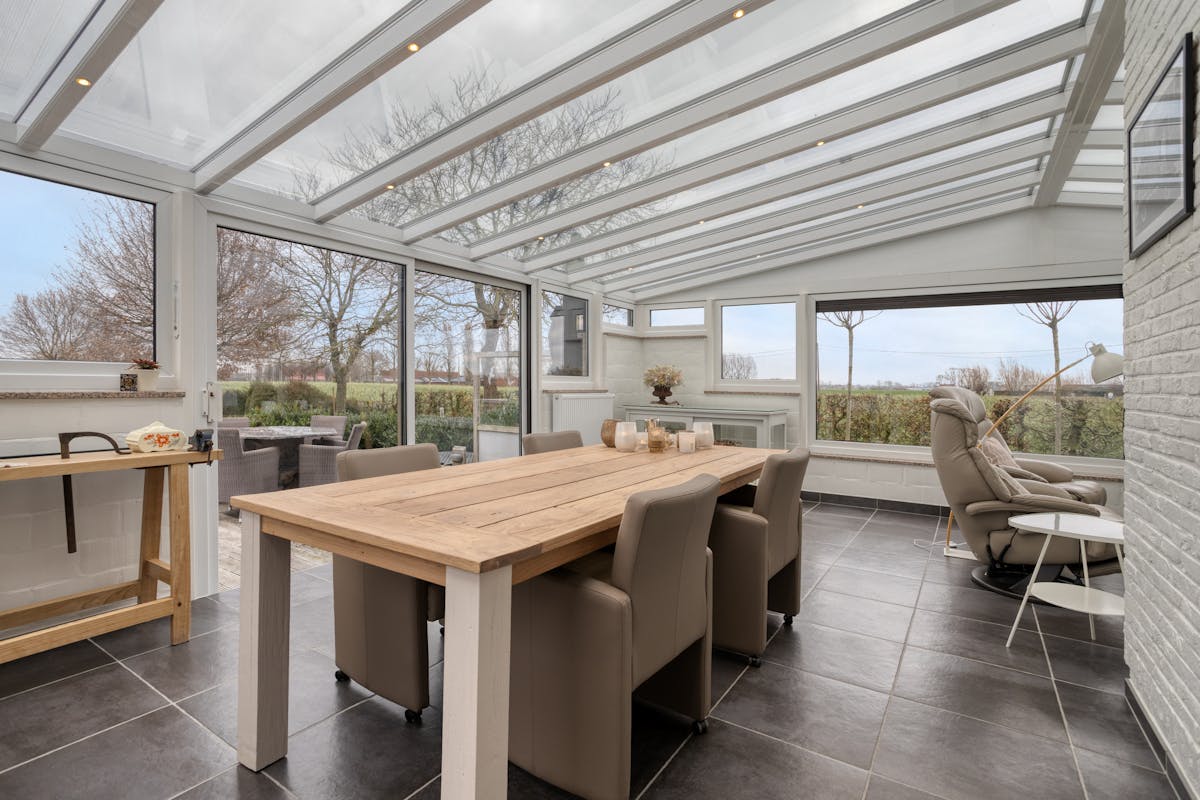 Landelijke woning met 4 slaapkamers op 2.772m² te Beauvoorde. - foto 5