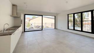 <p>Dit nieuwbouwappartement van ca 85 m² is gelegen op de eerste verdieping van residentie "De Posterij". Wie Wilrijk kent, weet dat deze gezellige plek garant staat voor een vlotte bereikbaarheid met in de onmiddellijke nabijheid scholen, sport en cultuur à volonté. Kortom wonen in het bruisende hart van Wilrijk!</p>
<p>De leefruimte is aangenaam licht dankzij het grote schuifraam aan de achterzijde met toegang tot het terras. De moderne open keuken, afgewerkt in een wit design, is voorzien van alle nodige inbouwtoestellen: vaatwasser, inductiekookvuur, combi-oven en koelkast met vriesvak. Aansluitend aan de leefruimte bevindt zich het terras van ca 14 m² waar u helemaal tot rust kan komen.</p>
<p>Beide slaapkamers zijn gelegen aan het binnengebied en kunnen gebruik maken van de badkamer met inloopdouche en dubbele lavabo</p>
<p>Een praktische berging voorziet in aansluiting voor wasmachine en extra bergruimte. Apart gastentoilet.</p>
<p>Het appartement beschikt tevens over een privatief zonnepaneel.</p>
<p>Een autostaanplaats in de ondergrondse garage is reeds begerepen in de huurprijs.</p>
<p>Gemeenschappelijke lasten: 95 Euro per maand.<br />Alle nutsvoorzieningen (gas, elektriciteit en water) zijn privé op te nemen door de huurder.</p>
<p>Onmiddellijk beschikbaar.<br />EPB nieuwbouw.</p>