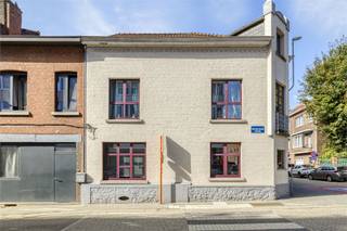 In een kleine residentie, op wandelafstand van het stadscentrum en alle nodige voorzieningen, bevindt zich dit verzorgd appartement. Dankzij de centrale ligging geniet u hier van een vlotte bereikbaarheid en een aangename woonomgeving. Dit appartement is een uiterst interessante opportuniteit, zowel voor eigen bewoning als voor investeerders. Dankzij de ligging in een kleinschalige residentie geniet u van lage gemeenschappelijke kosten. Bovendien is het mogelijk om het volledige gebouw, bestaande uit drie appartementen, aan te kopen. <br /><br />De indeling is praktisch en functioneel: een inkomhal met vestiairehoek en afzonderlijk gastentoilet leidt naar de lichtrijke leefruimte met aansluitende keuken. Verder zijn er twee slaapkamers, een badkamer en een aparte wasruimte.<br /><br />Bijkomende troef is de ruime kelderberging die voor de nodige opbergruimte zorgt.<br /><br />Dit appartement combineert een gunstige ligging met een doordachte indeling en biedt mogelijkheden zowel voor eigen bewoning als voor investeerders die op zoek zijn naar een solide vastgoedopportuniteit.