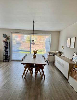 <p>Instapklare woning in centrum Lichtervelde</p><p>KIJKDAG ZATERDAG 31/10.</p><p>Deze gesloten woning, in pastoriestijl, is gelegen in een doodlopende en kindvriendelijke woonwijk te Driekoningen Lichtervelde. De woning is rustig gelegen en toch heel dicht bij het centrum waardoor alles op wandelafstand te bereiken is. Bovendien is er een vlotte verbinding met de belangrijkste invalswegen en het openbaar vervoer.</p><p>Via de lichtrijke inkomhal kom je binnen in de open leefruimte, die naadloos aansluit op de uitgeruste keuken met keukeneiland. Vanuit de keuken heb je rechtstreeks toegang tot zowel de inpandige garage, waar een wasplaats is voorzien, als de tuin.</p><p>Op de eerste verdieping bevinden zich drie slaapkamers (waarvan 1 met dressing) en een badkamer uitgerust met wastafel, douche en bad.</p><p>Daarnaast beschikt de woning over twee afzonderlijke toiletten: één op het gelijkvloers en één op de eerste verdieping.</p><p>Er is een zeer ruime zolder die toegankelijk is via een opvouwbare zoldertrap en zorgt voor extra bergruimte.</p><p>De onderhoudsvriendelijke tuin is volledig afgesloten en beschikt over een terras.</p><p>Een grote troef is de recent (zomer 2026) geïnstalleerde airco op de eerste verdieping die ervoor zorgt dat de hele woning aangenaam aanvoelt in de zomer.</p><p>Andere troeven: EPC A, zonnepanelen, regenput van 10.000L, bouwjaar 2018 en vooral instapklaar!</p><p>De woning is beschikbaar in het najaar 2027.</p><p>Interesse? Plan dan een bezoek tijdens de kijkdag via tel. of</p><p>Gelieve geen contact op te nemen indien u een immo- of vastgoedkantoor vertegenwoordigt.</p>