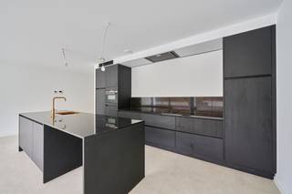 Volledig gerenoveerd gelijkvloers appartement van 125m² op een centrale ligging in Hasselt mét tuin en zuidgericht terras. Het is gelegen...