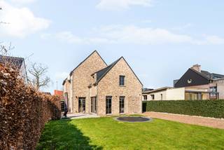 Deze prachtige open bebouwing uit 2008 verkeert in uitstekende staat van onderhoud en is volledig instapklaar. De woning is energiezuinig...