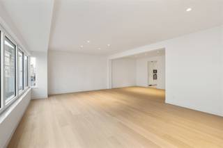 In het hart van Aalst, op slechts enkele meters van de Grote Markt, bevindt zich dit uitzonderlijke luxeappartement van maar liefst 236m². Een unieke combinatie van ruimte, hoogwaardige afwerking en exclusief wooncomfort op een absolute toplocatie, met als absolute blikvanger een riant en bijzonder zonnig terras van 77m².Het appartement beschikt over een ruime inkomhal, een bijzonder royale en lichtrijke leefruimte, een aanpalende eetkamer en een hoogwaardige, volledig uitgeruste keuken. Verder zijn er drie ruime, volwaardige slaapkamers, twee luxueus uitgeruste badkamers, een afzonderlijk gastentoilet met wastafel en twee praktische bergingen. De eerste badkamer beschikt over een dubbele wastafel, ligbad en toilet, de tweede is uitgerust met een dubbele wastafel, inloopdouche en toilet.Het indrukwekkende terras van 77m2 dat zuid en zuidwest is georienteerd vormt een uitzonderlijke meerwaarde en biedt volop ruimte om in alle comfort te genieten van zonnige dagen, gezellige diners en lange zomeravonden.Ook op het vlak van afwerking laat dit appartement niets te wensen over. Er werd gekozen voor hoogwaardige materialen en oog voor detail, van de prachtige parketvloeren tot de zonwerende en geluidsisolerende ramen. Bovendien beschikt het appartement over zes privatieve zonnepanelen met warmtepompen, wat mee bijdraagt aan het bijzonder gunstige EPC-label A.Het gebouw is uitgerust met een lift en combineert het comfort van modern en energiezuinig wonen met een unieke ligging in het bruisende stadscentrum, op wandelafstand van winkels, horeca en alle dagelijkse voorzieningen.Als extra troef bestaat de mogelijkheid om optioneel een garagebox aan te kopen in de Sint-Jorisstraat, op slechts enkele meters wandelafstand van het appartement.Een uitzonderlijke eigendom voor wie op zoek is naar ruimte, luxe en kwaliteit op een van de meest gegeerde locaties van Aalst.
