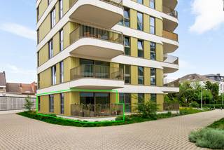 Op een uitstekende ligging aan het Robert Vekemansplein in Boom bevindt zich dit gelijkvloers BEN appartement. Gelegen vlak aan de Rupel geniet u hier van een unieke combinatie van rust, groen en water, terwijl winkels, horeca, openbaar vervoer en belangrijke invalswegen zich in de directe omgeving bevinden. Bovendien wandelt u in enkele minuten naar de gezellige boulevard langs het water.<br /><br />We betreden het appartement via de inkomhal, hier is een gastentoilet aanwezig, wasplaats/technische ruimte, alsook de slaapkamer ensuite badkamer. De inkomhal geeft verder toegang tot de ruime, lichtrijke leefruimte met moderne, open keuken. De keuken is volledig geïnstalleerd en voorzien van alle toestellen: een combi-oven, een kookplaat, een dampkap, een vaatwasser en een koelkast dit in combinatie met een leuk kookeiland! Vanuit de woonkamer heeft u rechtstreeks toegang tot het ruime en zonnige terras waar u in alle rust kan genieten van het groen en de rustige omgeving van de binnentuin.<br />Tevens beschikt het appartement nog over een autostaanplaats de welke apart dient aangekocht te worden voor 30.000 euro.<br /><br /><span>Pluspunten:<br />+ Nieuw gebouw (2023) met met moderne architectuur<br />+ </span><span>Energiezuinig appartement (label = A!)<br />+ Gelijkvloers<br />+ Veel lichtinval<br />+ TOP locatie in het groen aan het water<br />+ Zonnepanelen</span><br /><br />Een ideale opportuniteit voor eigen bewoning of als investering op een unieke locatie in Boom.<br /><br />Interesse in dit instapklaar appartement? Neem gerust contact op voor een bezoek ter plaatse via 03 337 50 70 of info@vbvastgoed.be.