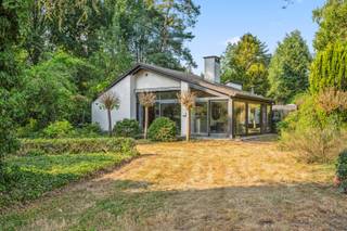 Bent u op zoek naar een exclusieve woning met eindeloos potentieel en absolute privacy? Dan is deze te renoveren gelijkvloerse villa uit de jaren...