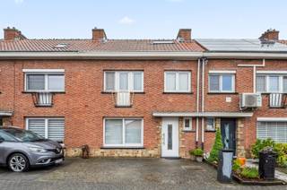 <p><span>De Schotten Bosserstraat is onlosmakelijk verbonden met Battel, de groene Mechelse deelgemeente en is genoemd naar de Schottenbossebeemden. Het huis valt op door de onderhoudsvriendelijke voortuin en de witte alu ramen. Binnenin is het van voor tot achter opengewerkt, waardoor het licht van het grote schuifraam diep doordringt. Op het gelijkvloers, waar de donkere tegelvloer contrasteert naast parket, kan u optimaal kasten en meubels plaatsen, doordat er vloerverwarming is voorzien. De grote open keuken omvat een eiland met witte composietbekleding. De volledig omheinde buitenruimte met achterdeur, bestaat uit een betegeld terras en een deel in onderhoudsvriendelijk beton. Qua bergruimte kan u gebruik maken van de droge en koele kelderruimte, plus een volledig bepleisterde zolderverdieping met dakvlakraam. Gelijkvloers is een kleine doucheruimte voorzien, inclusief handlavabo en hangtoilet. De badkamer boven, beschikt over een breed lavabomeubel, een hangtoilet, een acrylbad (led-verlichting onderaan) en een grote sierradiator. Zowel de kleinere als de grote kamer, zijn voorzien van laminaat. Wie een extra kamer nodig heeft, kan boven nog wat kleine afwerkingsdetails voorzien, zoals het plaatsen van laminaat. Details die ons voorts opvielen, waren: het rolluik in de living, de spotjes in het plafond, de wit geschilderde trap en de mooie voordeur. U hoeft van aan deze woning slechts iets meer dan één kilometer te rijden tot aan de E19.</span></p>