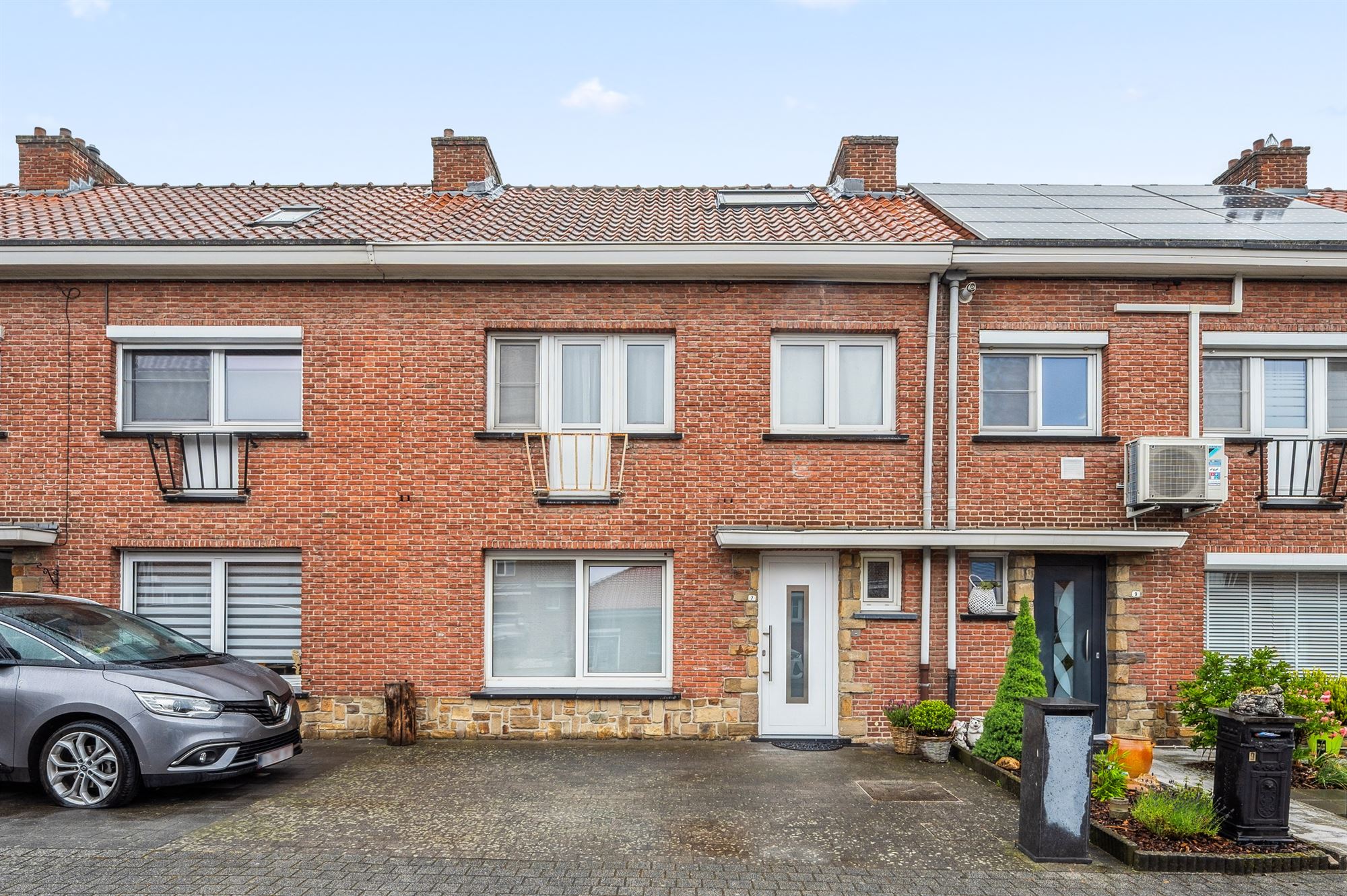 Gesloten bebouwing met  3 kamers, zolder en tuin - foto 1