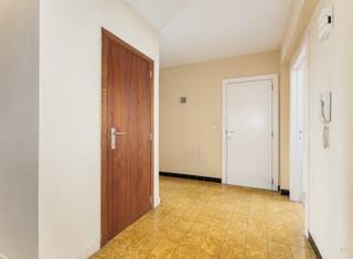 Dit appartement (105 m²) met 3 slaapkamers is centraal gelegen in Tielt, op wandelafstand van winkels, scholen en openbaar vervoer. De lichtrijke leefruimte sluit aan op een praktische keuken die geschikt is voor dagelijks gebruik.  Met drie volwaardige slaapkamers biedt het appartement voldoende ruimte voor een gezin, thuiswerk of hobby. De badkamer is uitgerust met een douche en lavabo; het toilet is apart. Een privatieve kelderberging zorgt voor extra opbergruimte.  Achteraan bevindt zich een rustig gelegen terras.  Bijkomende troef: één of meerdere garages die kunnen worden bijgekocht, wat zeker een meerwaarde vormt bij deze centrale ligging.  Het appartement maakt deel uit van een kleinschalige residentie met beperkte syndicuskosten. Bovendien is de elektriciteit conform en is er een gunstige EPC score, wat zorgt voor een comfortabele en betaalbare woonervaring.