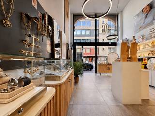 Dit handelshuis, bestaande uit een commercieel pand met bijhorend triplexappartement, geniet van een uitstekende ligging nabij het Driehoeksplein, Lichttorenplein en de zee. Het handelspand omvat een commerciële ruimte op het gelijkvloers met een praktische keuken, berging, afzonderlijk toilet en een extra polyvalente mezzanine, ideaal als uitbreiding van de werkruimte of voor diverse commerciële doeleinden. Daarnaast is het handelspand voorzien van een technische berging met een tweede toilet en doucheruimte. Het triplexappartement beschikt op de eerste verdieping over een aangename leefruimte. Daarnaast omvat het appartement 4 kamers en een badkamer.<br /><br />Een unieke investeringsopportuniteit voor ondernemers die willen genieten van een centrale toplocatie vlakbij het strand en alle voorzieningen.<br /><br />Stedenbouwkundig uittreksel in aanvraag<br /><br />Aarzel niet om ons te contacteren voor meer info: tel. : 050 62 44 14 of via Knokke@immax.be