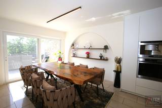 <strong>Uitzonderlijk ruime halfopen bebouwing met 4 slaapkamers, 2 badkamers, volledig onderkelderd en uitbreidingsmogelijkheden op zolderverdiep.<br />Instapklaar!</strong><br /><br />Ruimte, kwaliteit en een ideale ligging komen samen in deze uitzonderlijk ruime halfopen bebouwing van circa 320 m².<br />Achter de verzorgde gevel schuilt een verrassend grote gezinswoning met een doordachte indeling, vier slaapkamers, twee badkamers (waarvan 1 gelijkvloers), een volledige onderkeldering, een zeer ruim zolderverdiep én de mogelijkheid tot omvorming naar twee appartementen.<br /><br />De lichtrijke eetkamer sluit naadloos aan op de volledig uitgeruste keuken met kookeiland. Dankzij de vele maatwerk inbouwkasten is er meer dan voldoende opbergruimte. De woning beschikt over verschillende ruime leefruimtes, vier volwaardige slaapkamers en twee badkamers, waarvan één op het gelijkvloers (hoogwaardig afgewerkt!) en één op de verdieping (kan opfrissing gebruiken).<br /><br />Via een vaste trap bereikt u de zeer ruime zolderverdieping, die dankzij de aanwezige Velux-ramen eenvoudig kan worden ingericht als extra slaapkamers, bureau of hobbyruimte.<br /><br />Het kelderverdiep biedt een koele berging, technische ruimte, een sfeervolle afgewerkte loungeruimte én een uitzonderlijk ruime garage met praktische compartimenten die eveneens makkelijk langs achter te bereiken is met de wagen via een doodlopende weg.<br /><br />Buiten geniet u van een ruim, aangelegd zonneterras met zuidwestelijke oriëntatie, een onderhoudsvriendelijke tuin en een permanent groen uitzicht over open weiland. Dankzij de uitstekende geluidsisolatie ervaart u binnenshuis bovendien een aangenaam wooncomfort, dit ondanks de zeer centrale ligging.<br />De woning werd afgewerkt in 2009 en scoort uitstekend op vlak van energiezuinigheid met een zéér gunstig EPC (label A) en 24 zonnepanelen (met een opbrengst van € 230 per 1.000 kWh. Jaarlijks minimaal 5 groenestroomcertificaten)!<br /><br />Extra troef: de woning is reeds volledig voorbereid op een eventuele opsplitsing naar twee appartementen. De nodige voorzieningen zijn aanwezig, wat mogelijkheden biedt voor kangoeroewonen, een zorgwoning of een investeringsproject (onder voorbehoud van de nodige vergunningen).<br /><br /><strong>Troeven op een rij:<br />+ Recent en moderne woonst<br />+ Uitzonderlijk veel ruimte<br />+ Hoogwaardige afwerking met goede isolatie<br />+ Zeer centrale ligging en toch een uiterst aangenaam wooncomfort<br />+ Energiezuinig! EPC-score - 92 kWh/m² jaar = label A!<br />+ Volledige onderkeldering én zolderverdieping<br /> (in kelder 3-fasige krachtstroomaansluiting (380/400 V) met industriële stekker, geschikt voor professioneel gebruik.)<br />+ Extra mogelijkheden voor kangoeroewonen, zorgwoning of ombouw naar 2 appartement.<br /> Voorzieningen hiervoor zijn reeds aanwezig!</strong><br /><br />