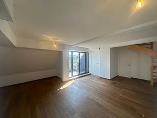 Ontdek het comfort van dit charmante duplex appartement met twee slaapkamers, gunstig gelegen nabij de Sint Petrus en Pauluskerk te Oostende. Gelegen op de 5e verdieping van een rustige residentie, biedt dit appartement een oase van rust in het hart van de stad. Bij het betreden van de woning word je verwelkomd door een ruime woonkamer, die uitnodigt tot gezellige avonden en ontspanning. Grote ramen laten natuurlijk licht binnenstromen en bieden een prachtig uitzicht op de omgeving. Vanuit de woonkamer leidt een deur naar een eerste balkon, waar je kunt genieten van de frisse zeelucht en het uitzicht op de levendige omgeving. De aparte keuken is volledig uitgerust met een dampkap, kookplaat, koelkast, diepvriezer en vaatwasser, waardoor koken een waar genot wordt. Een bijkomend voordeel is de toegang tot een tweede balkon vanuit de keuken, ideaal voor ontspannen ontbijten of genieten van een kopje koffie in de ochtendzon. Dit appartement beschikt over twee ruime slaapkamers, waarvan één perfect kan dienen als een rustgevende toevluchtsoord na een drukke dag. De badkamer is voorzien van een ligbad, douche, wastafel en biedt ook aansluitingen voor een wasmachine, waardoor alle gemakken van het moderne leven binnen handbereik zijn. Bovendien zijn er twee toiletten aanwezig, wat zorgt voor extra comfort en gebruiksgemak. Het appartement is onmiddellijk beschikbaar. De huurprijs bedraagt 895 euro, met een voorschot van 50 euro voor algemene kosten.. Mis deze kans niet om te wonen in dit prachtige duplex appartement in het hart van Oostende. Neem vandaag nog contact met ons op voor meer informatie of om een bezichtiging te regelen.