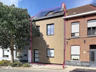 <p>Kwalitatief gerenoveerde woning met stijlvolle afwerking en sterke aandacht voor energiezuinigheid, gelegen op minder dan 2 km van het historisch centrum van Brugge. Winkels, diensten en belangrijke verbindingswegen bevinden zich in de nabije omgeving. De woning omvat een inkomhal met apart gastentoilet, een gezellige leefruimte met zithoek en een prachtig afgewerkte open keuken met eiland en eethoek. Dankzij het grote schuifraam staat de leefruimte rechtstreeks in verbinding met het terras en de tuin, waardoor binnen en buiten mooi in elkaar overvloeien. <br /><br />Op de eerste verdieping bevinden zich de eerste slaapkamer, een apart toilet en een stijlvol afgewerkte badkamer met inloopdouche, ligbad en lavabomeubel. De zolderverdieping werd optimaal benut en ingericht met 2 volwaardige slaapkamers. Via een trapluik is er bovendien toegang tot een extra bergzolder.</p>
<p>Extra troeven:</p>
<ul>
<li>Energiezuinig (EPC A)</li>
<li>Vloerverwarming via Daikin-warmtepomp</li>
<li>10 zonnepanelen</li>
<li>Mechanisch ventilatiesysteem D</li>
<li>Airco’s in slaapkamers en leefruimte</li>
<li>Hoogwaardige en stijlvolle renovatie</li>
<li>Conforme elektrische keuring</li>
<li>Regenwaterput van 5.000 liter</li>
<li>Terras en tuin</li>
<li>Op minder dan 2 km van historisch centrum Brugge</li>
</ul>
<p>Deze woning is te koop ZONDER makelaar via het concept van Smart Houses! Wenst u verdere inlichtingen of een bezoek? Contacteer rechtstreeks de eigenaar via +32483739494</p>