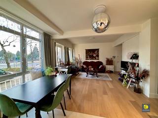 <p><span>Modern 1 slaapkamer appartement in een rustige omgeving dichtbij het park en eigen binnenkoer!</span></p><p><span> </span></p><p><span>Het appartement heeft de volgende indeling:</span></p><p><span>Via de inkom deur betreedt je het appartement waar je een vestiaire kast terugvindt</span></p><p><span>Je hebt direct toegang tot de leefruimte die gezet is op een mooie parket houten vloer.</span></p><p><span> </span></p><p><span>De aansluitende moderne open keuken is voorzien van de nodige faciliteiten zoals een afwasmachine, koelkast, een aparte vriezer. De keuken is gezet op een onderhoudsvriendelijke tegelvloer.</span></p><p><span> </span></p><p><span>Slaapkamer en badkamer:</span></p><p><span>De badkamer is voorzien van een dubbele lavabo met meubelstuk en inloopdouche.</span></p><p><span>De slaapkamer is gelegen aan de achterzijde van het gebouw wat voor de nodige stilte zorgt.</span></p><p><span> </span></p><p><span>Binnenkoer, berging, kelder:</span></p><p><span>Via de slaapkamer kan je met de trap naar beneden naar je eigen binnenkoer. Deze is ZW gericht.</span></p><p><span>Een aparte berging is aanwezig in het appartement met een aansluiting voor wasmachine en droger.</span></p><p><span>Een eigen privatieve kelder is ondergronds aanwezig.</span></p><p><span> </span></p><p><span>Huurprijs &amp; beschikbaarheid:</span></p><p><span>Huurprijs</span><span>: €875,00 / maand</span></p><p><span>Maandelikse kosten:</span><span> €140,00 / maand - verbruik gemeenschappelijke kosten, centrale verwarming en eigen waterverbruik</span></p><p><span>Beschikbaar:</span><span> 1/04/2026</span></p>