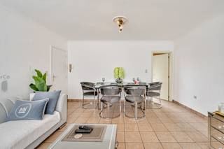 TE KOOP GERAARDSBERGEN<br />Dit instapklare appartement bevindt zich op de tweede verdieping van een rustige residentie in het gezellige Moerbeke. Dankzij de centrale ligging heb je werkelijk alles binnen handbereik: winkels, slagers, bakkers, openbaar vervoer,…<br />De indeling is doordacht en praktisch: een inkomhal, een lichtrijke leefruimte, een volledig ingerichte keuken, een badkamer, een apart toilet, 2 slaapkamers en een aangenaam terras waar je heerlijk kan ontspannen. Extra troef: Er is een parkeerplaats voorzien direct voor het gebouw.<br /><br />Bent u op zoek naar een uitstekende investering in vastgoed? Deze opbrengsteigendom biedt een unieke kans! Het appartement is vlot verhuurbaar, wat zorgt voor een correcte inkomstenstroom. Dit maakt het pand ideaal voor investeerders die op zoek zijn naar een zorgeloze investering met een aantrekkelijk rendement.<br /><br />Interesse om deze eigendom te bezichtigen? Neem vandaag nog contact met ons op!
