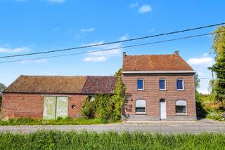 Gelegen te Bever, een kleine faciliteiten gemeente naast Galmaarden
Deze ruime te renoveren woning van 187 m² biedt enorm veel potentieel en charme. De indeling omvat een lichtrijke leefruimte, achterplaats en keuken. Op de verdieping bevinden zich drie ruime slaapkamers en een bijzonder grote badkamer. Opvallend zijn de hoge plafonds en de overvloedige lichtinval, die het karakter van de woning extra versterken. Bovendien beschikt de woning over een vaste trap naar een ruime zolder van 68 m², ideaal om extra leefruimte te creëren, evenals een praktische kelder.
Op de eigendom bevindt zich ook de mysterieuze motteheuvel, de historische plek waar ooit een mottekasteel stond, wat deze eigendom een uniek en bijzonder karakter geeft. Verder omvat het geheel een open loods van 225 m², een schuur en verschillende stallingen met een gezamenlijke oppervlakte van meer dan 300 m². Het aanpalende weiland is vrij van pacht en biedt een prachtig uitzicht op de eigen gronden en het omliggende landschap.
Dankzij de vele renovatiemogelijkheden, de uitzonderlijke ruimte en de unieke ligging is dit de ideale plek voor wie droomt van wonen in alle rust, omringd door natuur, open vergezichten en een vleugje geschiedenis. BIEDINGEN VANAF 450.000€ (afhankelijk van oppervlakte grond basisoppervlakte 60a) MOGELIJK TOT AANKOOP VAN EXTRA GROND
Voor meer info of een bezoek: contacteer Sophie op 0496/71.50.59.