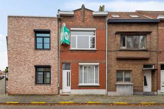 <p>Aan de Merksemsebaan in Wijnegem bevindt zich deze volledig gerenoveerde rijwoning met drie slaapkamers en een aangename, zuidwestgerichte stadskoer. De woning combineert een hedendaagse afwerking met een praktische indeling en beschikt bovendien over een gunstig EPC-label B.</p><p><strong>Wonen</strong><br />Via de inkomhal bereiken we de lichtrijke woonkamer die aansluit op de moderne, volledig ingerichte keuken. De verzorgde afwerking en de open verbinding tussen de leefruimtes zorgen voor een aangename woonomgeving.<br />De keuken beschikt over voldoende werk- en opbergruimte en is uitgerust met de nodige toestellen.<br />Op het gelijkvloers vinden we verder een hedendaags ingerichte badkamer en een afzonderlijk toilet.</p><p><strong>Slapen</strong><br />Op de eerste verdieping bevinden zich drie volwaardige slaapkamers en een tweede afzonderlijk toilet.</p><p><strong>Buitenruimte</strong><br />De zuidwestgerichte stadskoer van circa 20 m² vormt een aangename verlenging van de leefruimte en biedt ruimte om buiten te eten of te ontspannen.<br />Aansluitend bevindt zich een praktische berging.</p><p><strong>Extra bergruimte</strong><br />De woning beschikt over een droge kelder met twee afzonderlijke bergingen, ideaal voor bijkomende opslag.</p><p><strong>Ligging</strong><br />De woning ligt nabij het centrum van Wijnegem, op wandelafstand van winkels, horeca en dagelijkse voorzieningen. Ook scholen en openbaar vervoer bevinden zich in de omgeving. Via de R11 en E313 zijn Antwerpen en de omliggende gemeenten vlot bereikbaar.<br /> </p><p>Kortom, een instapklare woning met drie slaapkamers, een verzorgde buitenruimte en een gunstige energiescore. Een interessante keuze voor wie comfortabel wil wonen zonder eerst te moeten verbouwen.<br />Interesse? Neem gerust contact met ons op voor een bezoek.</p>