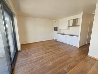 TE KOOP: APPARTEMENT MET AUTOSTAANPLAATS<br /><br />Welkom in het historische hart van Antwerpen!<br /><br />Het appartement is gelegen op wandelafstand van metro en centraal station, winkels, supermarkten, restaurants en veel historische bezienswaardigheden.<br />Het maakt deel uit van een rustig complex met gezellige binnentuin.<br /><br />Omschrijving : - Open leefruimte<br /> - Aparte slaapkamer met ensuite badkamer (bad/douche)<br /> - Apart toilet<br /> - Parket<br /> - Opp 45m2 met terras / 2de verd. (geen lift)<br /> - Ruime kelderberging<br /> - Ondergrondse autostaanplaats (inbegrepen in prijs)<br /> - Fietsenberging<br /><br />Heeft u interesse of vragen?<br />Mail : christine.janssens2@gmail.com