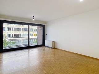 <p>This spacious 2-bedroom apartment for rent in the centre of Leuven is a pleasant place to live for those seeking comfortable living in an excellent location. The apartment immediately stands out thanks to its generous layout, pleasant natural light and central location. What's more, it has been completely repainted, giving the whole a fresh and well-kept feel.</p><p>Upon entering, you arrive in an entrance hall that gives access to the spacious living area, which enjoys plenty of natural daylight thanks to the large window sections. The pleasant floor space offers ample room for both a cosy seating area and a dining area. From the living area there is access to the terrace, a lovely outdoor space where you can relax or enjoy a quiet moment.</p><p>The apartment features two bedrooms. Both rooms offer ample space and can be flexibly arranged as a bedroom or workspace, depending on your living needs. There is also a bathroom with a separate toilet and a storage room.</p><p>Extra comfort is provided by the private cellar storage, ideal for storing bicycles, seasonal items or other things you don't need on a daily basis. The apartment also comes with a garage box, which must be taken for an additional €95.</p><p>The location is one of the greatest assets of this property. You live right in the centre of Leuven, with shops, restaurants, cafés, public transport and other everyday amenities close by. The central location is also particularly convenient for those who work or study in or around Leuven.</p><p>Are you looking for a spacious, light-filled apartment with 2 bedrooms, a terrace, garage box and cellar storage in the centre of Leuven? Then this apartment is certainly worth a visit. Request your viewing quickly via www.living-stone.be!</p>
