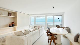<p><strong>Perle de la côte – Appartement rénové de standing avec vue mer frontale sur la digue à Knokke-Heist (Le Zoute)</strong></p>
<p>Avec trois chambres et trois salles de bain ou de douche luxueuses, ce bien d’exception allie élégance, confort et situation privilégiée.</p>
<p><strong>Atouts de cet appartement unique :</strong></p>
<ul>
<li>
<p>Vue mer frontale à couper le souffle depuis le séjour et la terrasse</p>
</li>
<li>
<p>Trois chambres spacieuses, chacune avec sa propre salle de bain ou douche</p>
</li>
<li>
<p>Finitions haut de gamme avec une attention particulière aux détails et à la qualité</p>
</li>
<li>
<p>Vaste séjour baigné de lumière naturelle grâce aux grandes baies vitrées</p>
</li>
<li>
<p>Cuisine ouverte moderne avec des appareils de luxe et un design épuré</p>
</li>
<li>
<p>Situation exceptionnelle en première ligne de la digue, au cœur animé de Knokke</p>
</li>
</ul>
<p>Sortez, et vous êtes directement sur la plage. Cafés, boutiques, galeries d’art et restaurants se trouvent à quelques pas.</p>
<p>Un emplacement exclusif où calme, élégance et dynamisme se rencontrent.</p>
<p><strong>Prêt à emménager &amp; profiter sans souci.</strong></p>
<p>Que vous soyez à la recherche d’une résidence secondaire, d’un pied-à-terre en bord de mer ou d’un investissement de premier choix, ce bijou côtier est prêt à vous accueillir et offre tout le luxe attendu.</p>