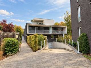 Dit prachtige en recente gelijkvloerse appartement is gelegen in een kleinschalig en modern gebouw uit 2016 en combineert hedendaags wooncomfort met energiezuinigheid. Met een uitstekend EPC-label A, een conforme elektrische keuring en lage maandelijkse lasten vormt dit appartement een interessante opportuniteit voor zowel eigen bewoning als investering.<br />Bij het betreden van het appartement kom je in de inkomhal, die toegang biedt tot de verschillende ruimtes. De aangename woon- en eetkamer sluit mooi aan op de open keuken en creëert een gezellig en lichtrijk geheel. Aansluitend is er een praktische provisie- en wasruimte. Verder beschikt het appartement over een comfortabele slaapkamer en een badkamer uitgerust met een wastafel, douche en toilet.<br />Een absolute troef is het ruime en gezellige terras, met een aangename verbinding naar de gemeenschappelijke groene tuin. Hier kan je in alle rust genieten van het buitenleven en het groen. Bovendien is een private inpandige autostaanplaats inbegrepen in de verkoopprijs, wat zorgt voor extra comfort en parkeergemak.<br />Dankzij het bouwjaar 2016, het EPC-label A, de conforme elektrische installatie en de lage maandelijkse lasten biedt dit appartement tal van troeven. Het appartement is momenteel verhuurd. Een eventuele opzeg is mogelijk met inachtneming van de vigerende opzegmodaliteiten.<br />Een ideale opportuniteit voor wie op zoek is naar een modern en energiezuinig appartement met terras, groen uitzicht en private parkeergelegenheid.