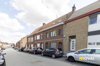 Deze ruime gezinswoning (175 m²) situeert zich nabij het centrum van Izegem en is ook vlakbij de N36 gelegen. De woning bestaat uit een inkomhal met toegang tot de leefruimte met aansluitend de open ingerichte keuken uitgerust met koelkast, vaatwasmachine, oven en kookplaat, doorgang naar de kelder, apart gastentoilet en de badkamer met wastafel, inloopdouche en aansluiting wasmachine. Er is ook een extra zij-ingang voorzien die uitkomt in de leefruimte. Aangelegd terras met tuin, extra bergruimte alsook uitgang achteraan. <br />Op het 1e verdiep zijn er 3 slaapkamers waarvan 1 kleine en 2 grotere, badkamer met wastafel, toilet en bad, en vaste trap naar zolderverdiep die volledig werd ingericht tot grote slaapkamer. <br />De woning heeft een uitstekende ligging (ligt op +/- 700 meter van het Provinciedomein Wallemote-Wolvenhof en op 1 km van winkels op de Bosmolens), er zijn overal rolluiken voorzien alsook centrale verwarming op aardgas en in veel ruimtes zijn reeds inbouwspots voorzien. REF.: 9331