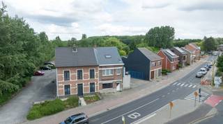 Deze eigendom is momenteel vergund als kantoorgebouw, maar biedt dankzij de huidige indeling ook veel potentieel als woonst.Het pand is ingericht als...