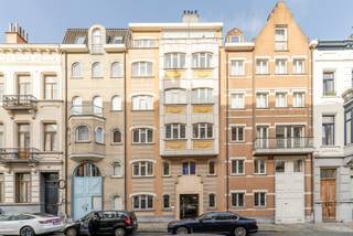 1000 Brussel ( Philippe Le bon 24 - 0.2) - Gelegen in het hart van de Europese wijk, op een steenworp afstand van de Europese instellingen en vervoersverbindingen, ligt dit prachtige duplex appartement met 3 slaapkamers op de begane grond en beslaat een oppervlakte van ± 150 m²! Deze flat is als volgt samengesteld Begane grond: ruime inkomhal, keuken, woonkamer, eetkamer, terras en tuin. 1e verdieping: nachthal, 3 slaapkamers met elk 2 badkamers, wc. Kelder, vuilnisruimte en optionele parkeerplaats. <br />** TECHNIEK <br />- EPB: C- ; 29 kg CO2/m2/jaar en 145 kWh/m²/jaar) ;<br />- Elektriciteit conform;<br />- Individuele water-, gas- en elektriciteitsmeters;<br />- Mede-eigendom van 15 appartementen en 15 parkeerplaatsen<br />**FINANCIËLE VOORWAARDEN <br />Het pand is verhuurd sinds 2024. Geïndexeerde huur: €1.450 <br />Verkoopprijs: € 649.000<br />Basisakte en landmeterskosten ten laste van de koper (± 800 € excl. btw) <br />Parkeerplaats beschikbaar voor € 25.000<br />** INFORMATIE en BEZOEK** Jérôme Boone <br />Jérôme Boone op 0475 54 09 75 of per e-mail jboone@trevi.be