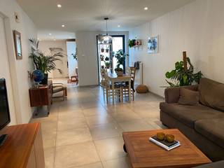 <p><span>KWALITATIEVE EN GOED ONDERHOUDEN WONING MET 2 SLAAPKAMERS EN AANGENAME TUIN</span></p><p><span>Ligging in centrum nabij station met vlotte bereikbaarheid via N16 en A12</span></p><p><span> </span></p><p><span>Gelijkvloers:</span><span> Inkomhal / living met eetplaats (31m²) met super-ingerichte open keuken (4,2 x 2,5m) / berging met wasplaats / wc.</span></p><p><span>1ste verdieping:</span><span> Nachthal / 2 slaapkamers (16m²; 2,8 x 2,2m) / badkamer met wastafel en inloopdouche / wc.</span></p><p><span>Stockagezolder.</span></p><p><span>Kelder.</span></p><p><span>Tuin met recente tuinberging (4 x 2m).</span></p><p><span> </span></p><p><span>Woning is voorzien van 6 zonnenpanelen.</span></p><p><span> </span></p><p><span>Woning is bewoonbaar door maximaal 3 personen.</span></p><p><span> </span></p><p><span> </span></p>